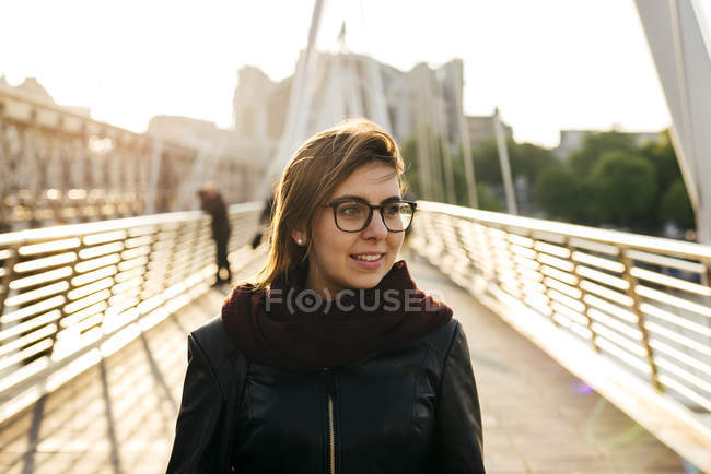 Donna in piedi sul ponte — Foto stock