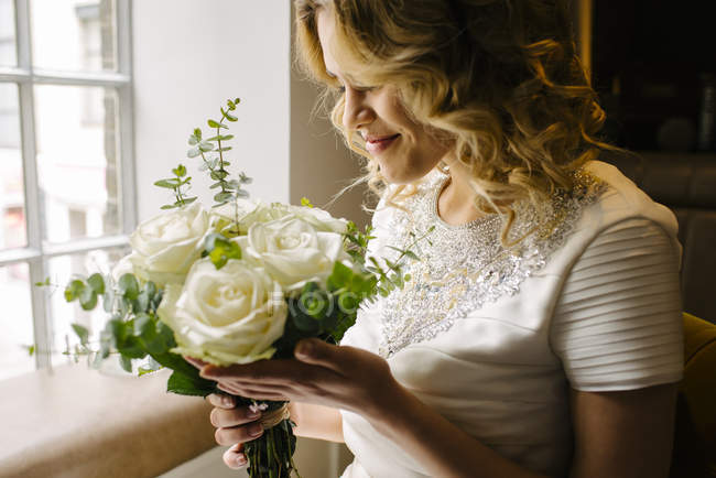 Frau im weißen Kleid mit Blumen — Stockfoto