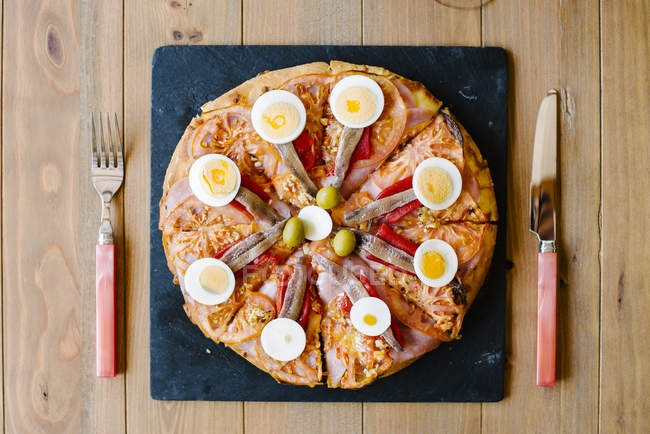 Pizza savoureuse sur la table — Photo de stock