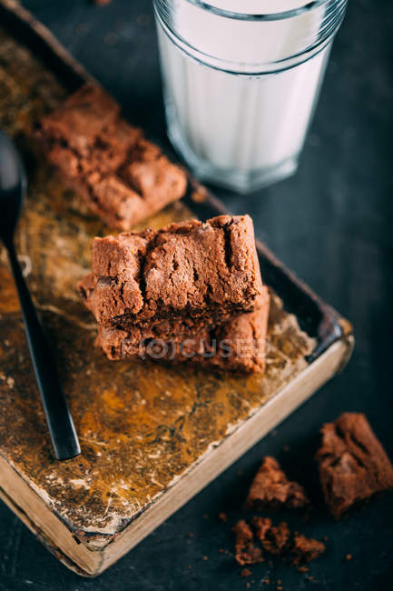 Шоколадный пирог со стаканом молока — стоковое фото