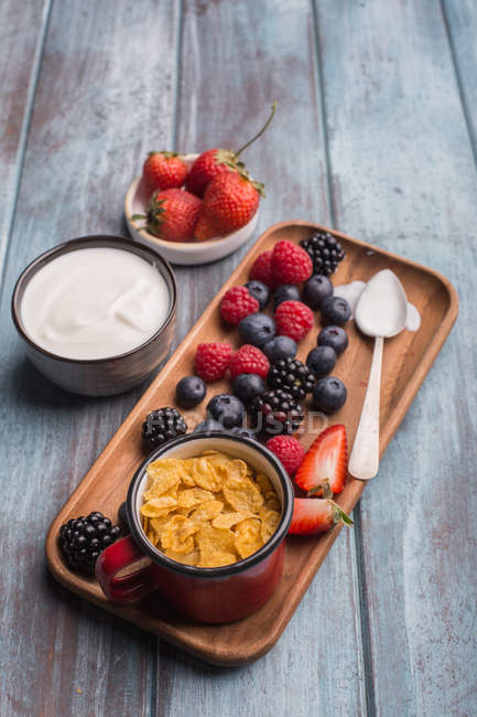 Bagas, iogurtes e cereais — Fotografia de Stock
