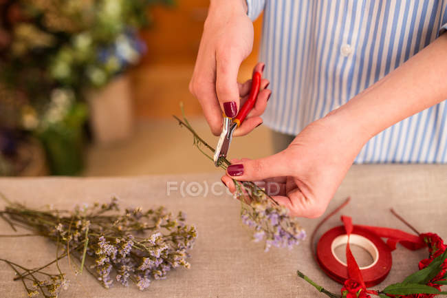 Обрізати людину роблячи головний убір з квітами — стокове фото