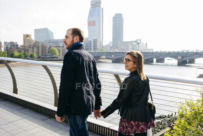 Casal andando na ponte — Fotografia de Stock