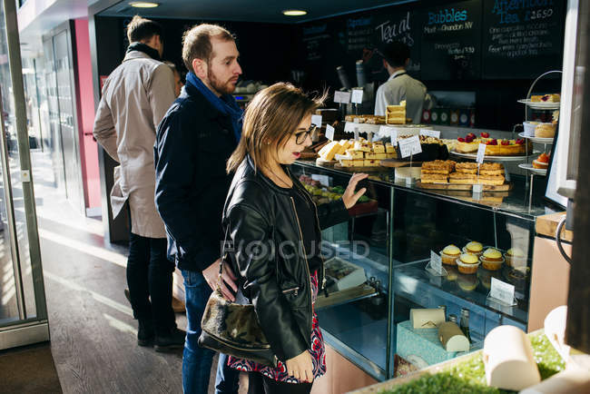 Paar im Café vor der Tür — Stockfoto