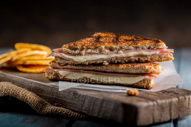 Sandwich au jambon et fromage grillé — Photo de stock