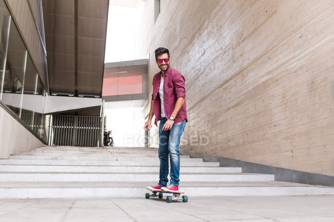 Stylischer junger Skateboarder — Stockfoto