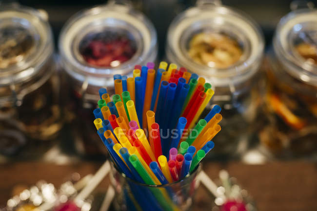 Соломинки і цукерки на лічильнику — стокове фото