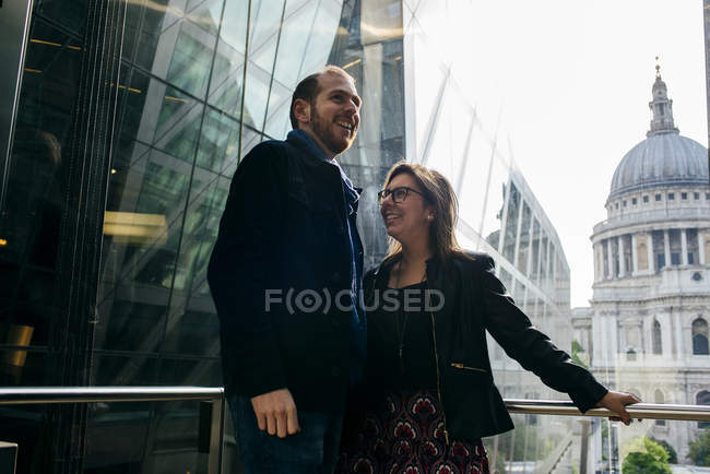 Homem e mulher na cidade — Fotografia de Stock