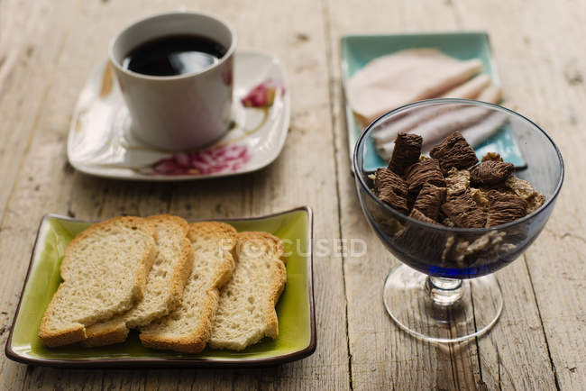 Table with coffee and breakfast food — Stock Photo
