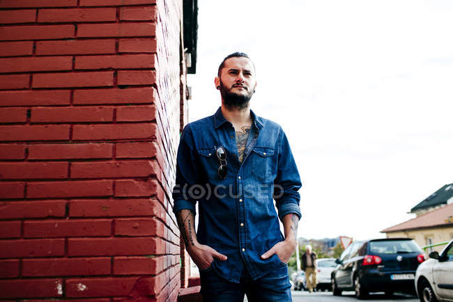 Schöner stilvoller Mann posiert auf der Straße — Stockfoto