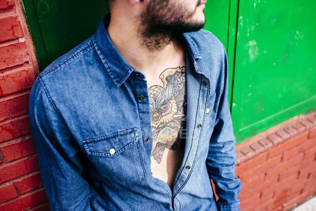 Homem barbudo em camisa jeans — Fotografia de Stock