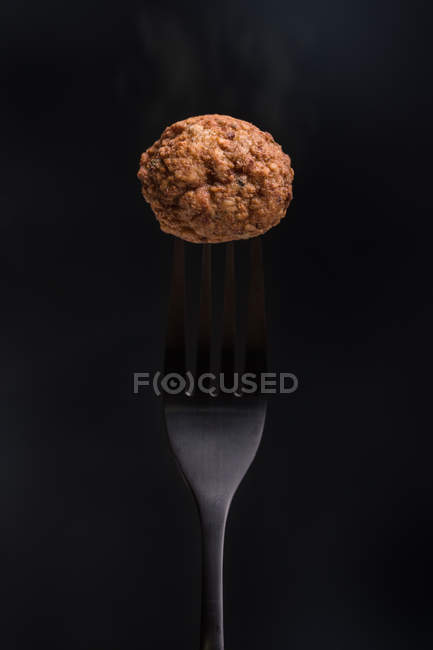 Fourchette avec délicieuse boulette de viande — Photo de stock