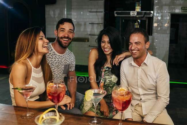 Сміються друзі в барі — стокове фото