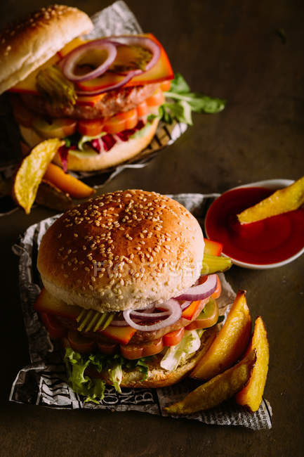 Gourmet-Burger auf dunkel — Stockfoto