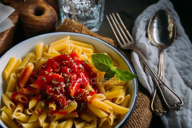 Piatto di maccheroni al pomodoro — Foto stock