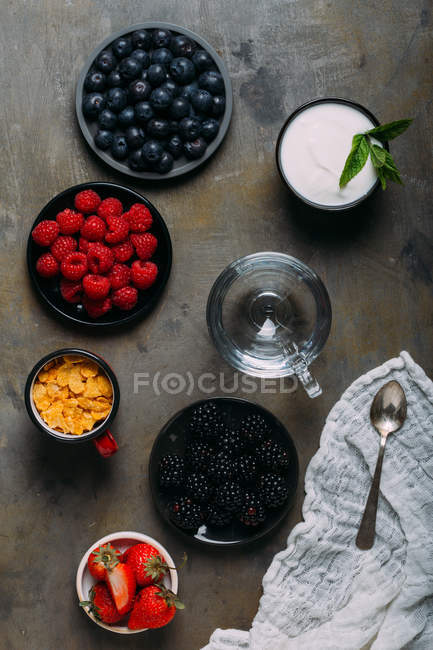 Frutti di bosco, yogurt e cereali — Foto stock