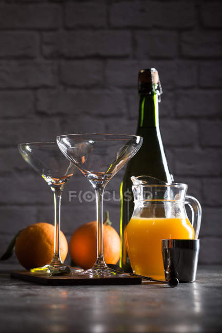 Cóctel Mimosa con champán y zumo de naranja - foto de stock