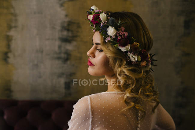 Magnifique femme en couronne de fleurs — Photo de stock