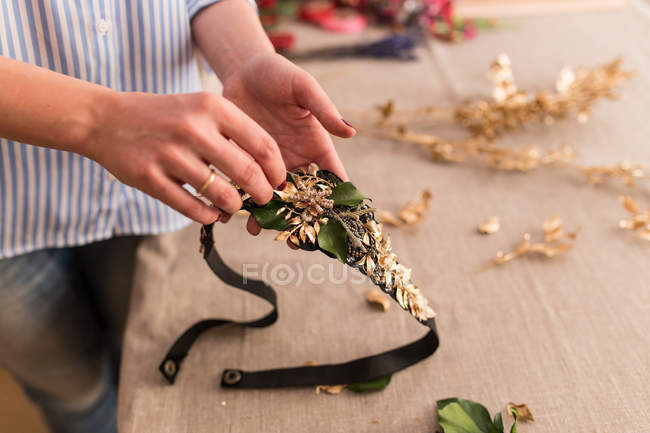 Crop persona facendo un bel copricapo fatto a mano — Foto stock
