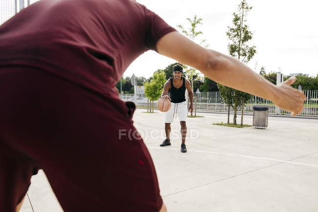 Men playing basketball — Stock Photo