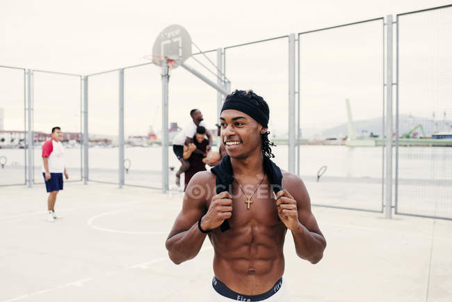 Muscoloso uomo nero sul campo sportivo di basket — Foto stock