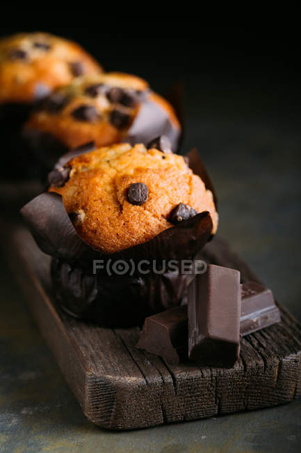 Magdalenas de chocolate, vista de cerca - foto de stock