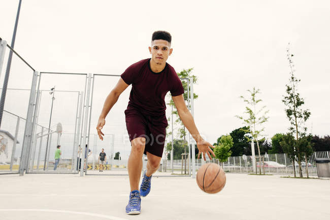 Чоловік біжить з баскетболом — стокове фото