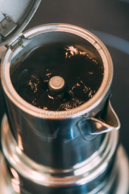Heißer Kaffee in Kaffeekanne — Stockfoto
