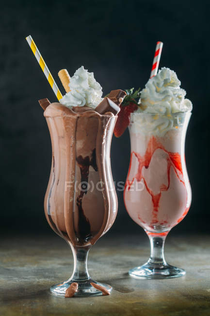 Клубничные и шоколадные коктейли — стоковое фото