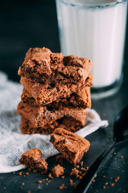 Brownie au chocolat avec un verre de lait — Photo de stock