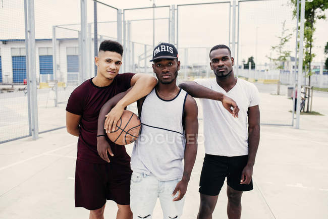 Впевнені чоловіки з баскетболом — стокове фото