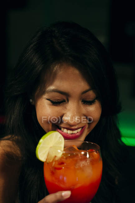 Mujer alegre tomando un cóctel - foto de stock