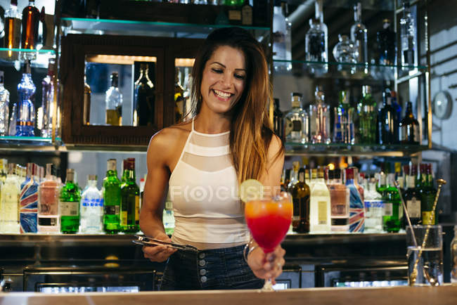 Barkeeperin serviert Cocktail — Stockfoto