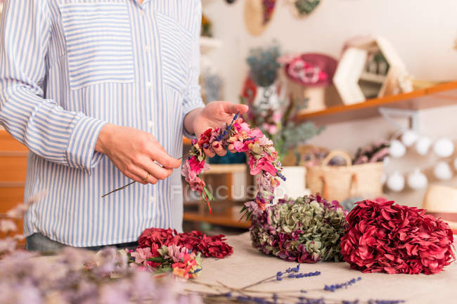 Mujer de la cosecha la organización de flores - foto de stock