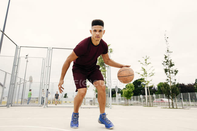 Uomo che corre con il basket — Foto stock