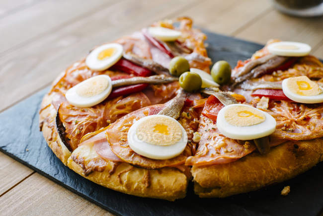 Pizza en rodajas con huevos - foto de stock