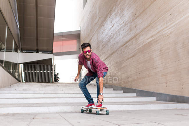 Stylischer junger Skateboarder — Stockfoto