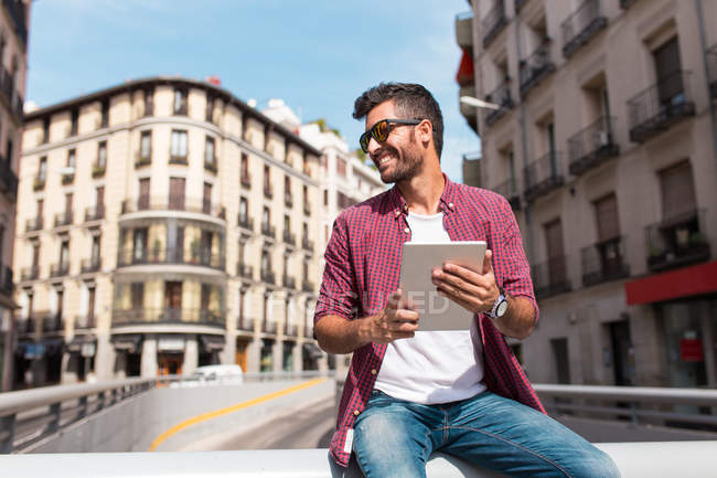 Cheerful man with tablet — Stock Photo