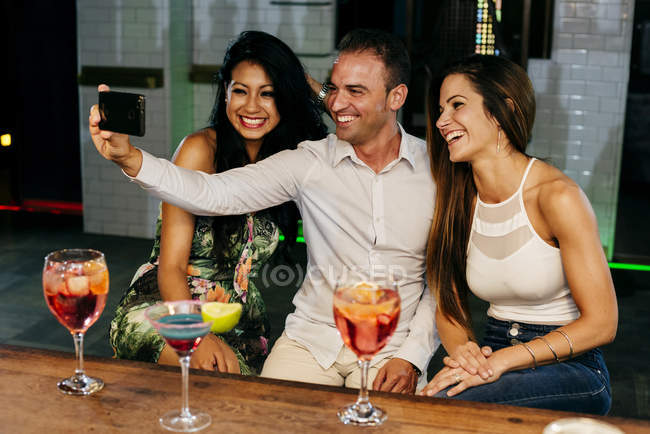 Pessoas a tomar selfie no bar — Fotografia de Stock