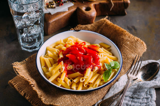 Тарілка макарони з помідорами — стокове фото