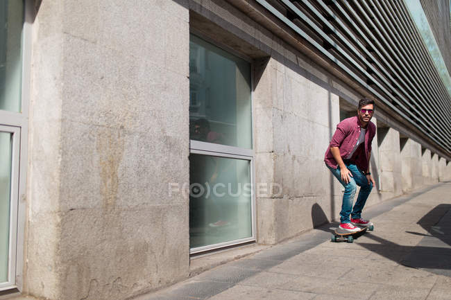 Uomo alla moda equitazione skateboard — Foto stock