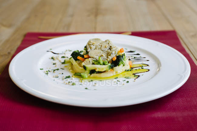 Salat auf Teller serviert — Stockfoto