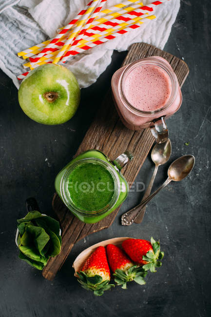 Green and pink detox smoothie — Stock Photo