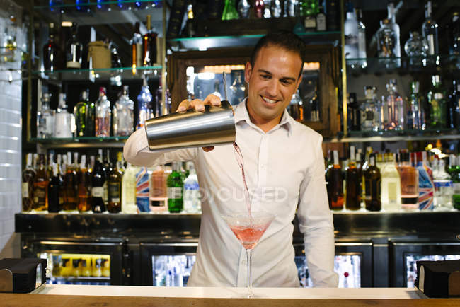 Barkeeper schenkt Cocktail ein — Stockfoto