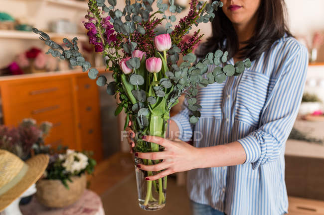 Female decorator with bouquet — Stock Photo