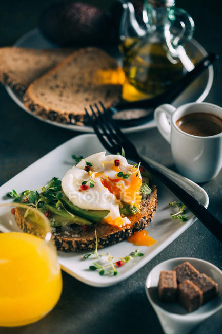 Обед с кофе, апельсиновым соком и тостами — стоковое фото