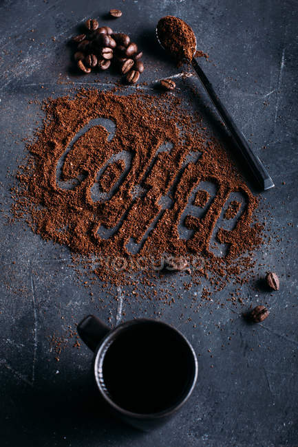 Grãos de café e café moído no escuro — Fotografia de Stock