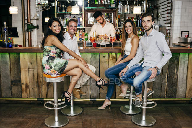People communicating in bar — Stock Photo