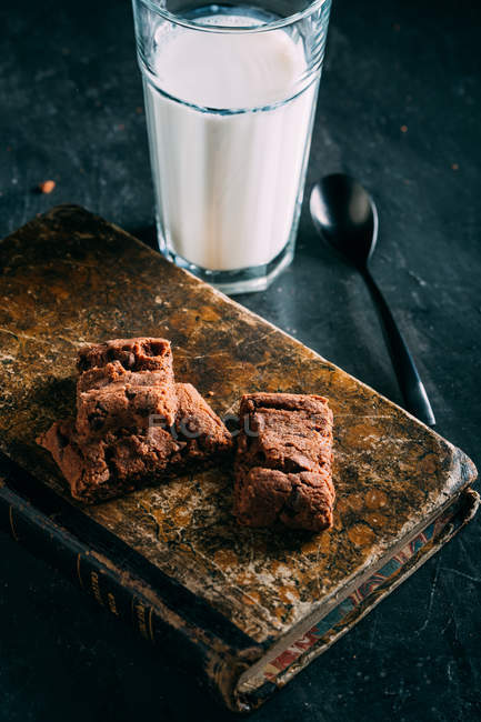 Шоколадне брауні зі склянкою молока — стокове фото