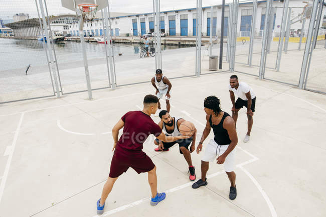 Coup de pied commencer le jeu de basket — Photo de stock